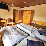 Guest house Landhaus Neubauer - Zimmer Millstatt